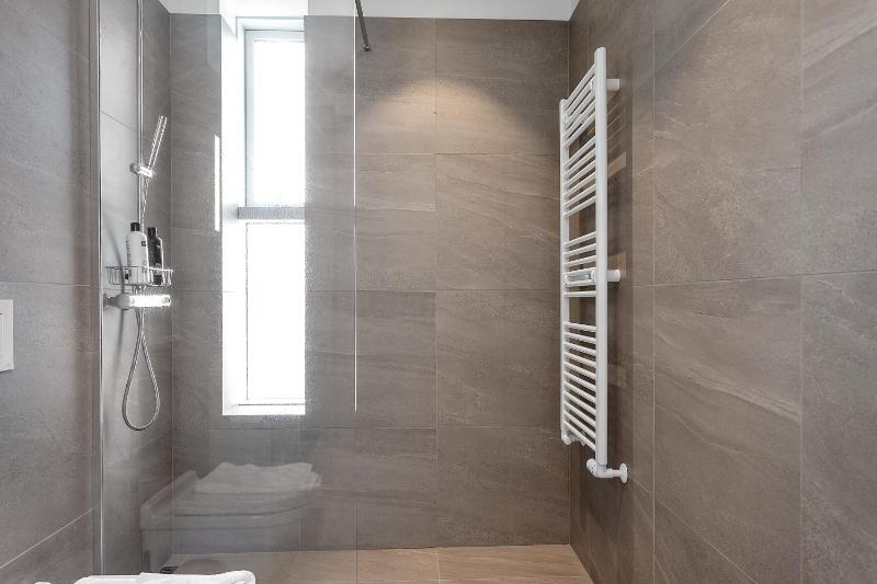 Spacious 3BR Apartment with 2 bathrooms by Heimaleiga - image 2