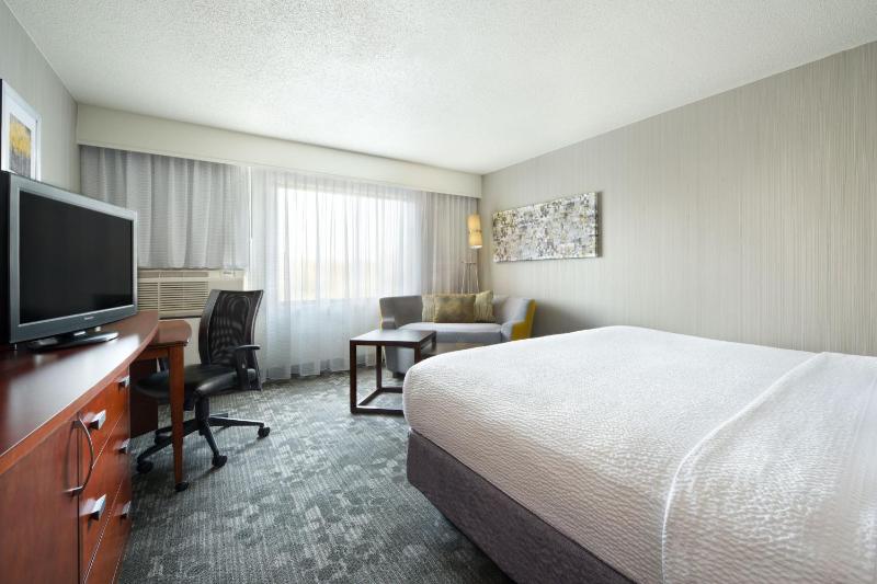 Guest room, 1 King, Sofa bed, Balcony image 2