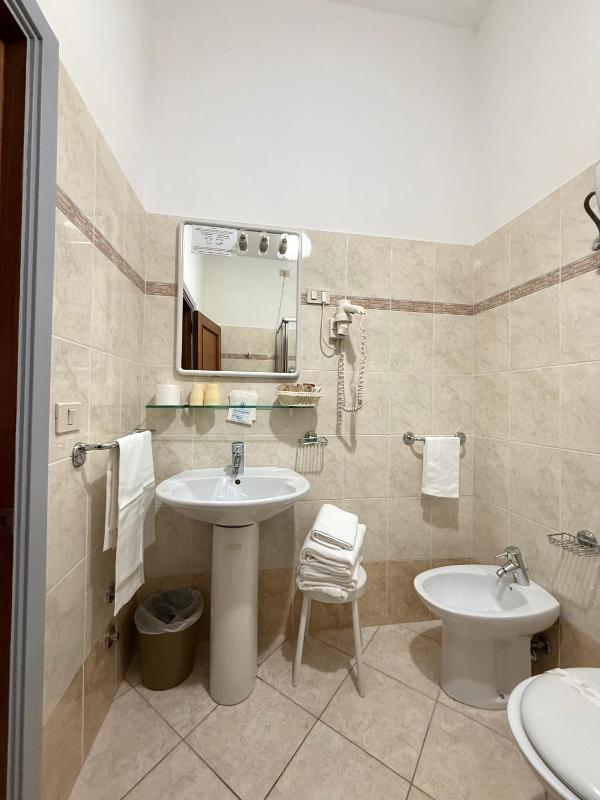 Classic Quadruple Room image 3
