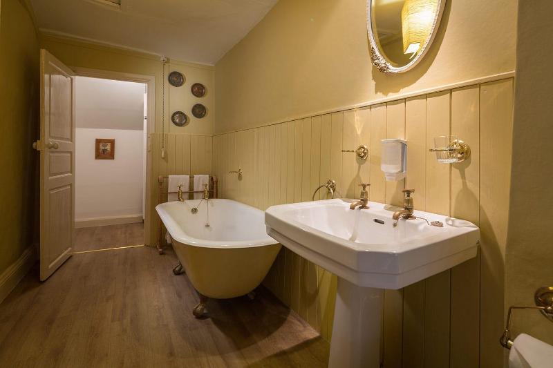 Deluxe Double Room image 3