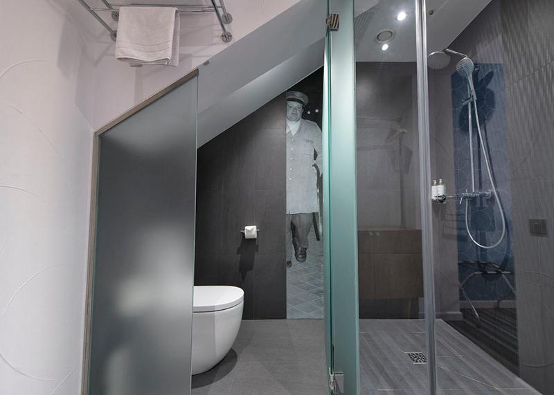 Double Room with Balcony image 4