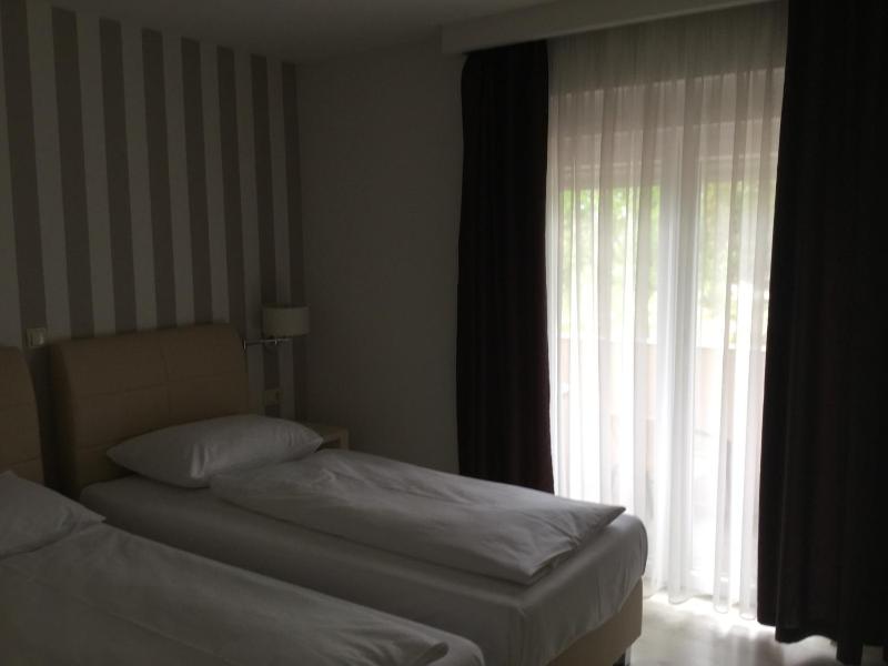 Twin Room image 2