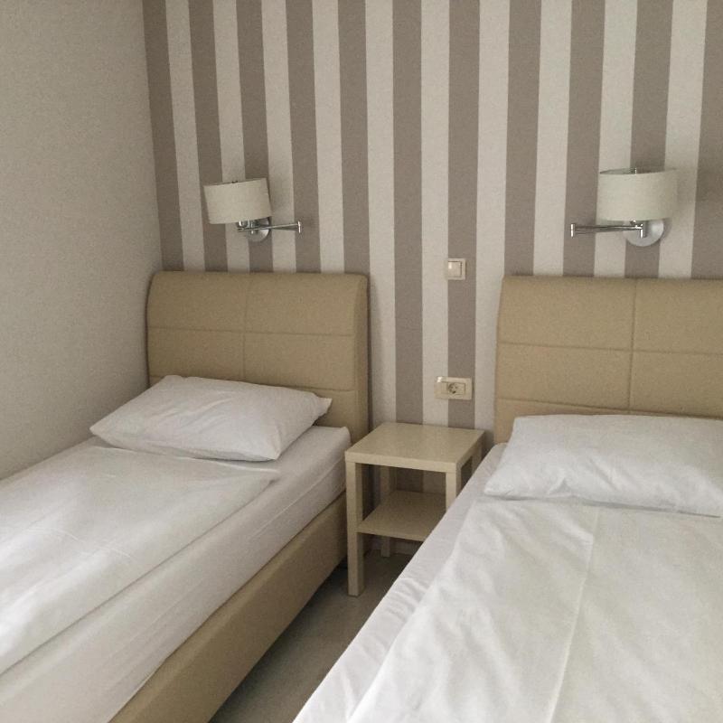 Twin Room image 3
