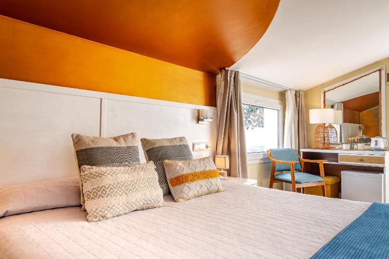 Double Room with Balcony image 1