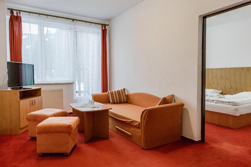 One-Bedroom Apartment with Balcony and Mountain View   image 1