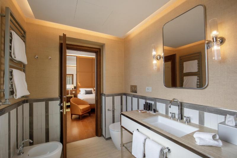 Double or Twin Room image 4