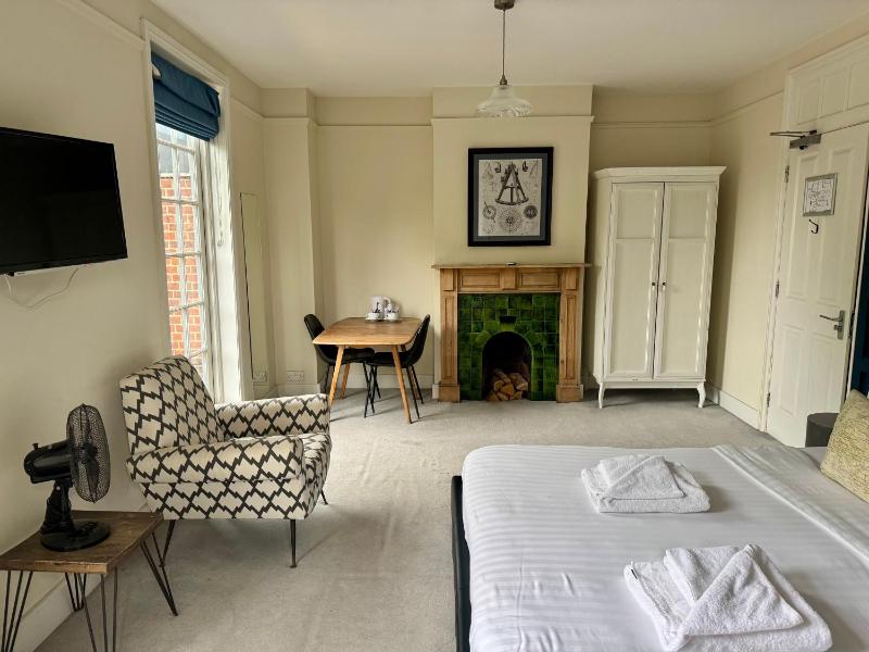 Superior King Room image 3