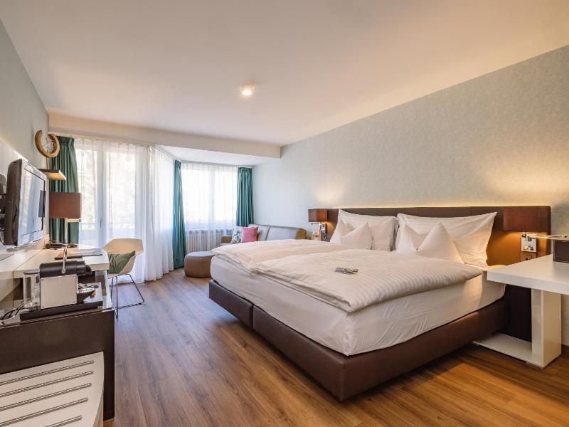 Deluxe Double or Twin Room image 1