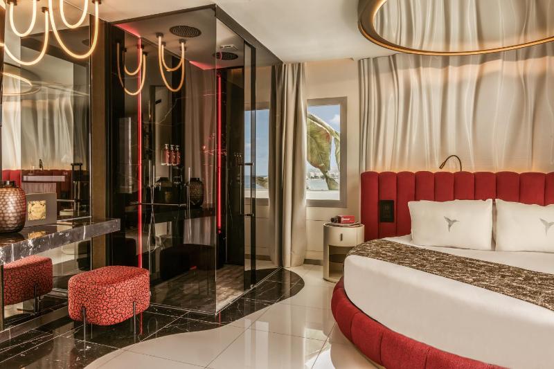 Double Room Fashion Victim - Entrance to Ushuaia Club Included image 3