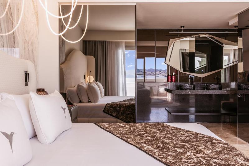 Suite Anything Can Happen - Entrance to Ushuaia Club Included image 4