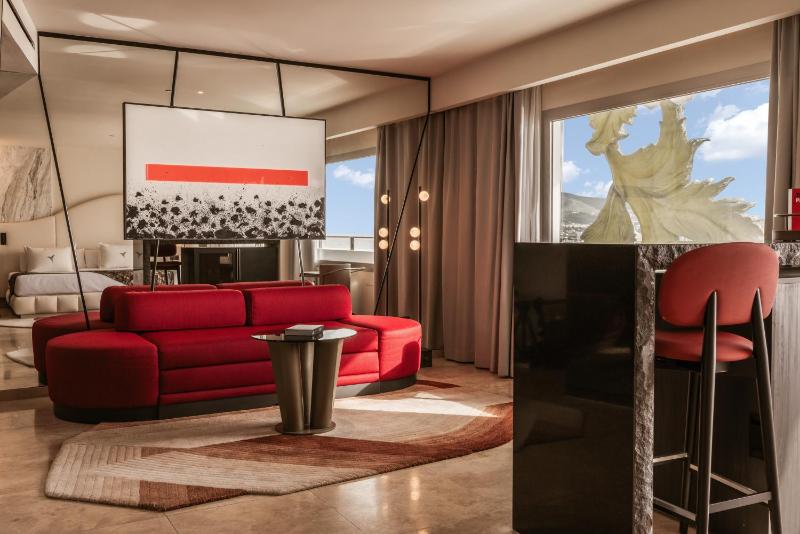 Suite Anything Can Happen - Entrance to Ushuaia Club Included image 3