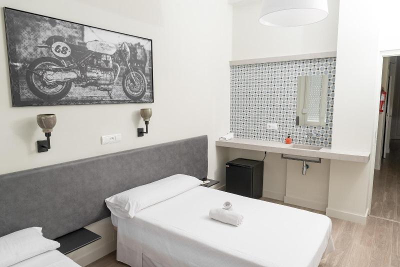 Budget Twin Room image 4