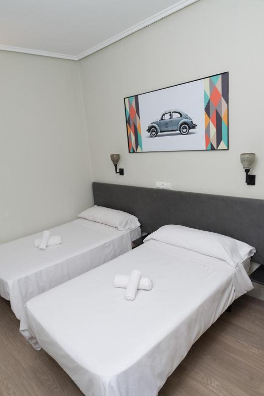 Classic Twin Room image 2