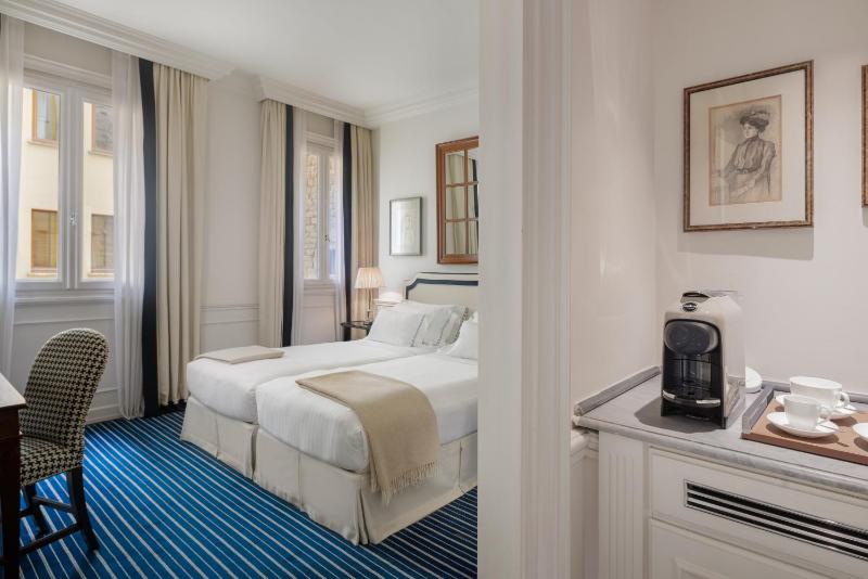 Classic Double or Twin Room image 4