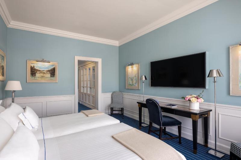 Superior Double or Twin Room with River View image 4