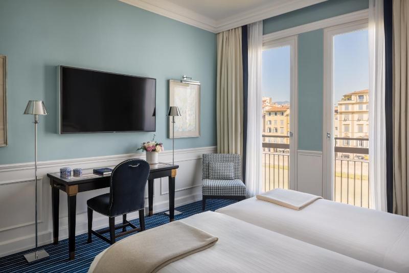 Superior Double or Twin Room with River View image 3
