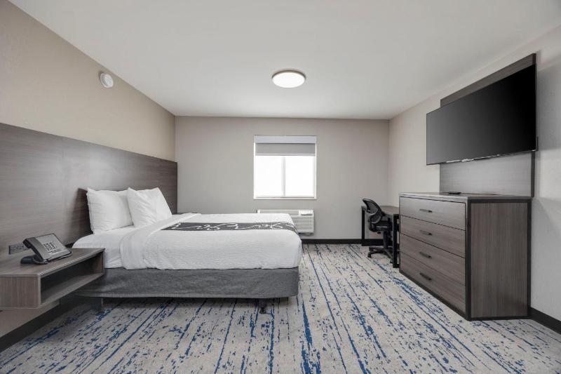 Deluxe Studio with 1 Queen Bed - Non-Smoking image 2