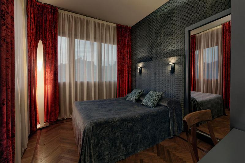 Double Room image 3