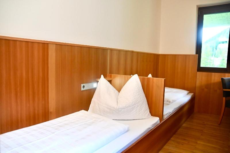 Economy Twin Room image 1