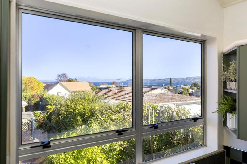 Central Lake View Townhouse - image 17