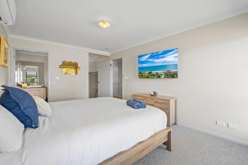 Sunny and roomy coastal getaway - image 14