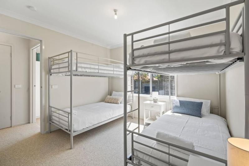 Sunny and roomy coastal getaway - image 7