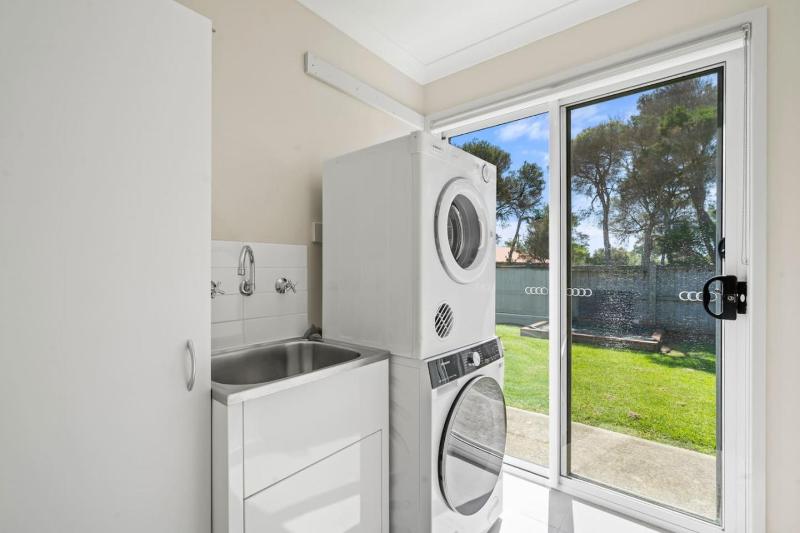 Sunny and roomy coastal getaway - image 4
