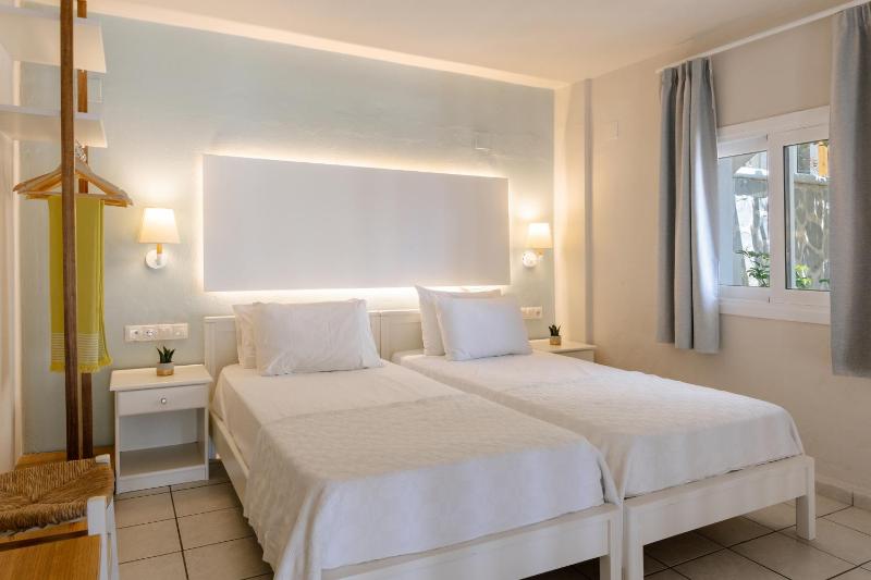 Economy Twin Room image 1