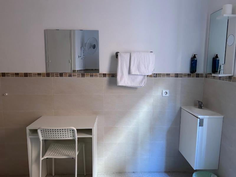 Single Room with Shared Bathroom image 2
