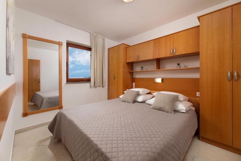 Comfort One-Bedroom Apartment with Balcony and Sea View image 1