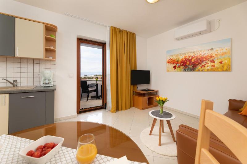 Apartment with Balcony and Sea View image 1