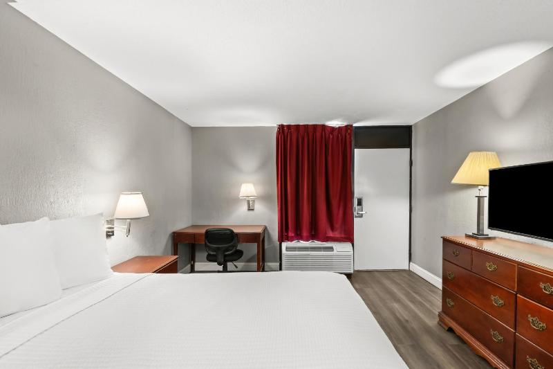 Queen Room - Non-Smoking image 1