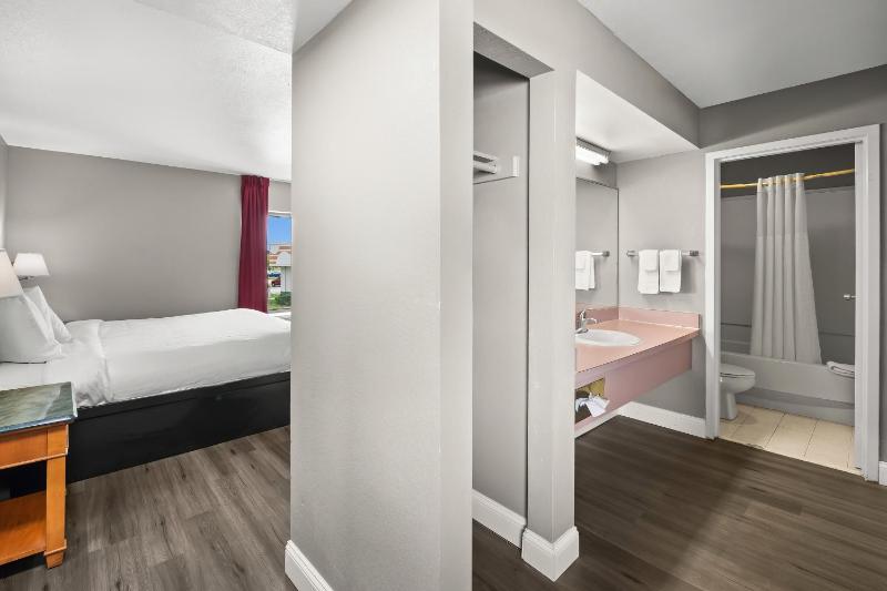 Deluxe King Suite image 4
