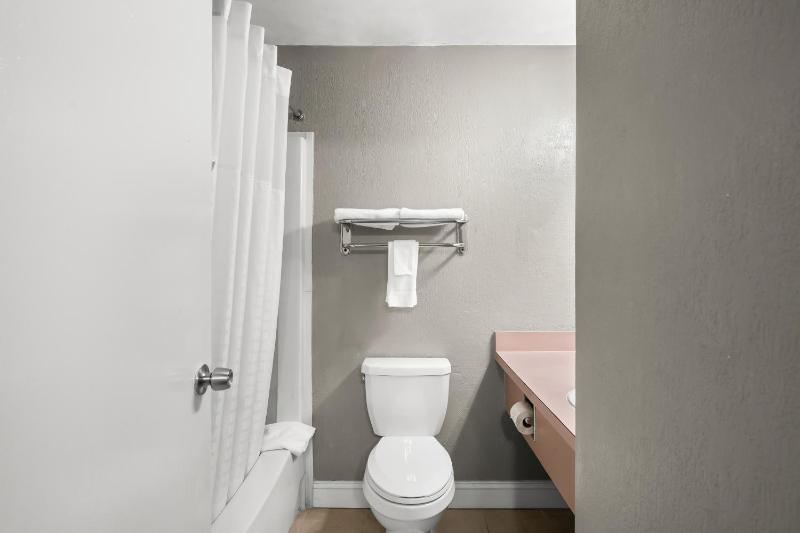 Queen Room - Non-Smoking image 3