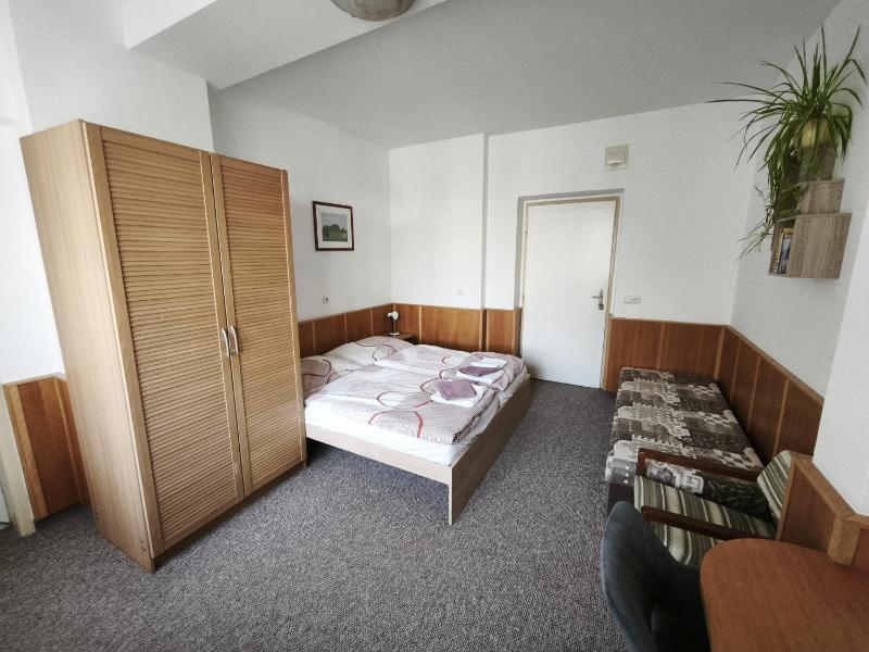 Double Room with Extra Bed image 1