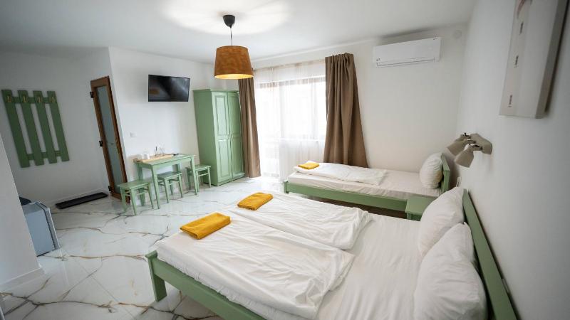 Deluxe Triple Room image 3