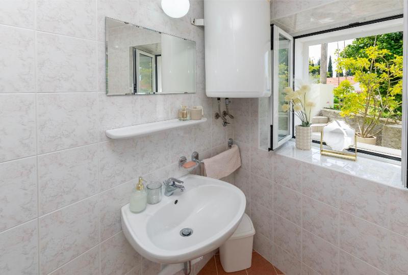 Three-Bedroom Holiday Home  image 4