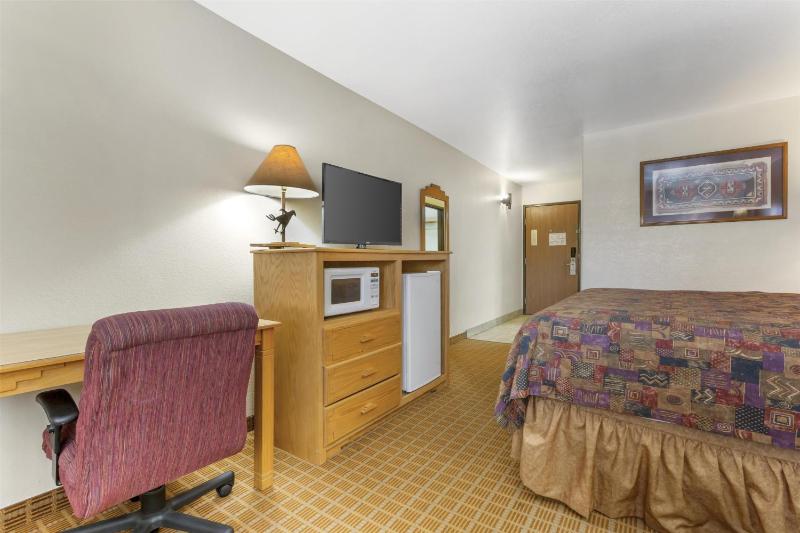 King Room with Pool View image 3