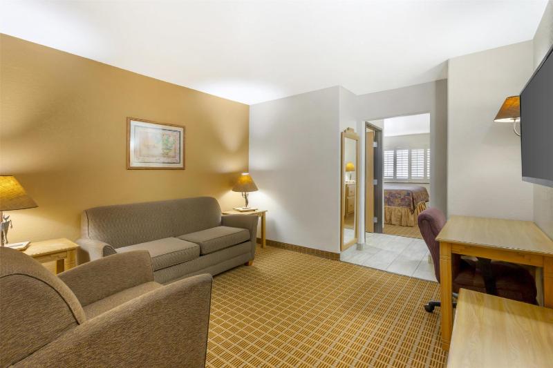 Business King Room image 3