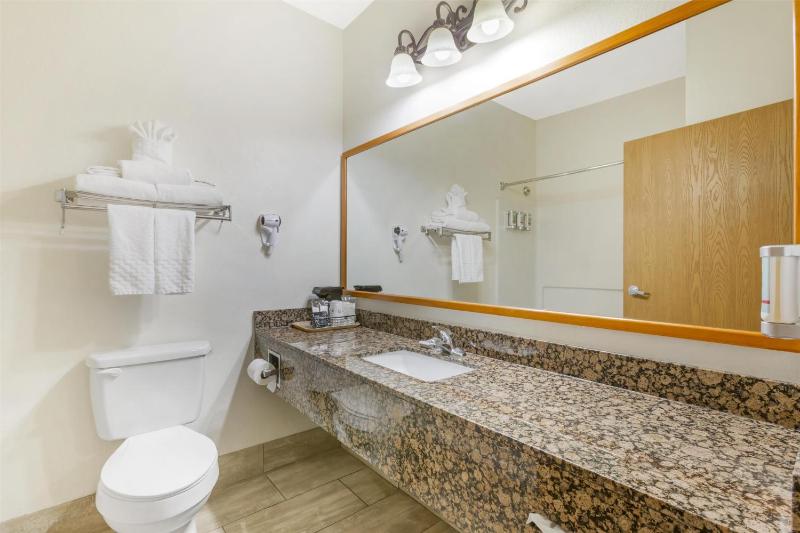 Queen Room with Two Queen Beds and Pool View image 2