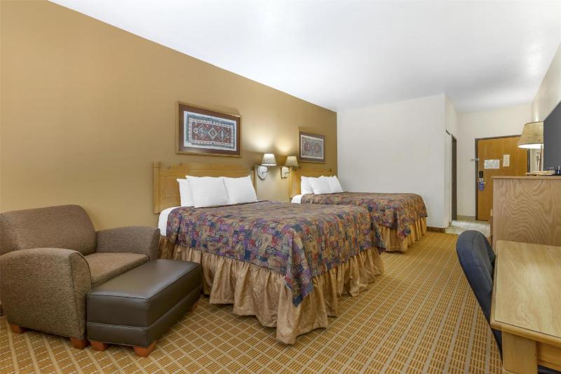 Business Queen Room with Two Queen Beds image 4
