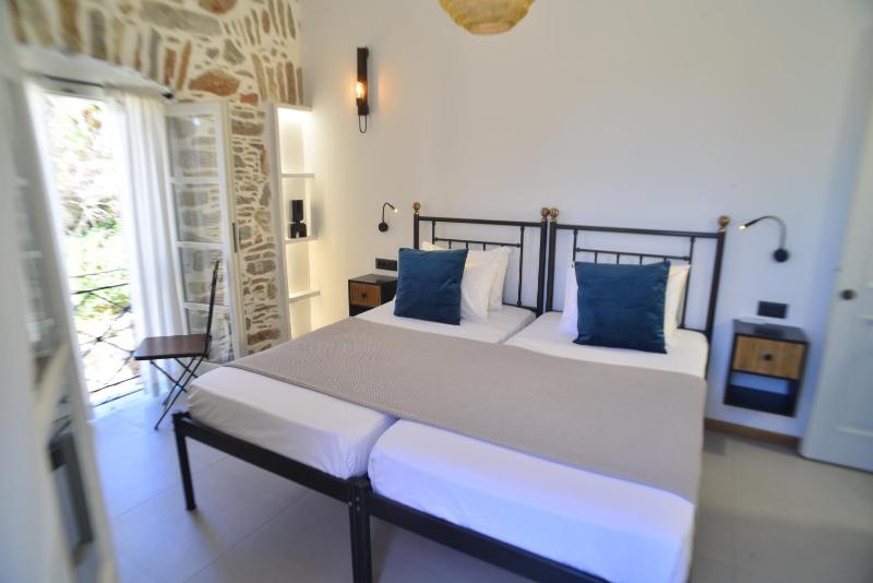 Twin Room with Balcony image 1