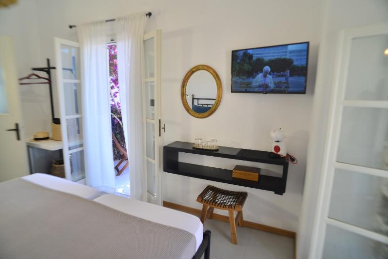 Twin Room with Balcony image 3