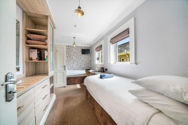 Twin Room image 3