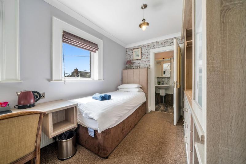 Twin Room image 4