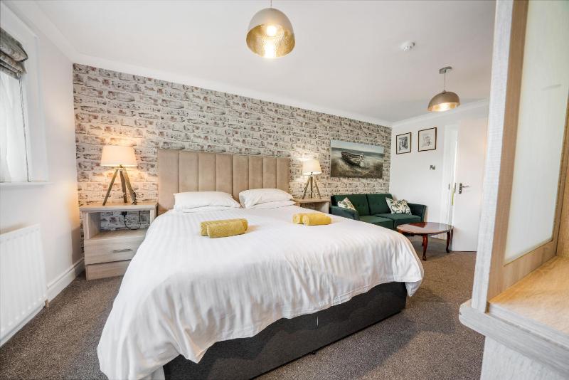 Deluxe Queen Room image 3