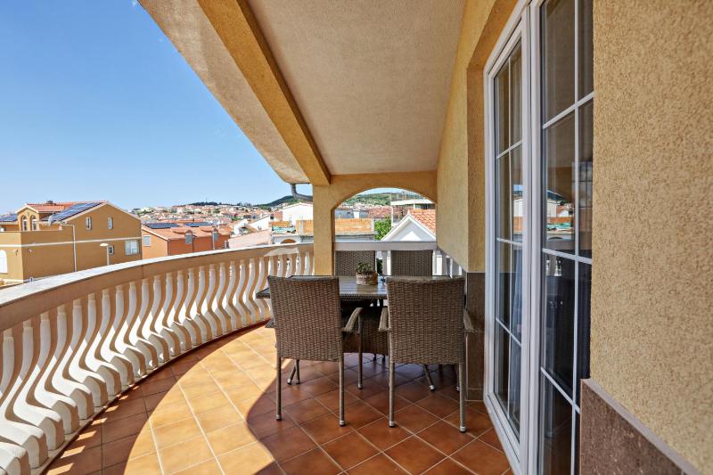 One-Bedroom Apartment with Terrace image 4
