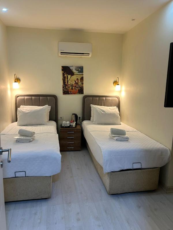 Economy Twin Room image 4