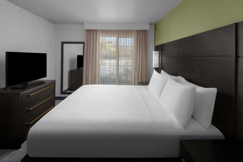 Two-Bedroom Suite with Adapted Tub - Mobility and Hearing Accessible image 2