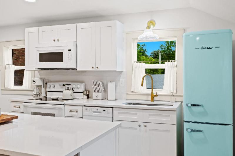 The Gatsby Carriage House Luxe Stay w Game Room - image 15